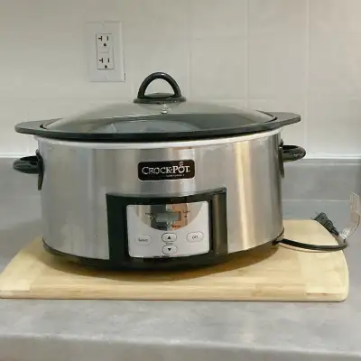 This is a Crock-Pot model SCCPV1600-S programmable slow cooker. It is a countertop electrical cookin...