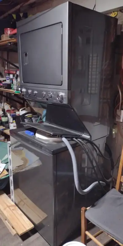 Laveuse-sécheuse superposée Frigidaire (modèle FFLE40C3QT), View more