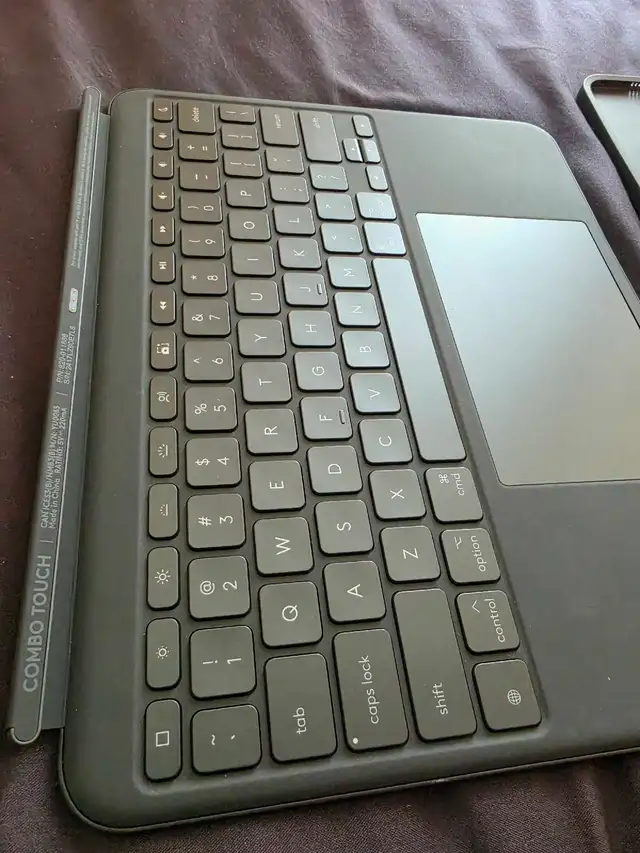 Like New - iPad pro M4/M5 Logitech combo touch keyboard case555210945122816003