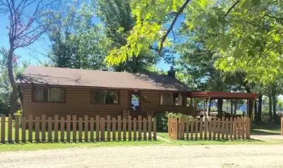 English follows Chalet avec spa #CITQ 297240 (Semaines encore disponible 2025: 20 juin (1200$), 18 j...