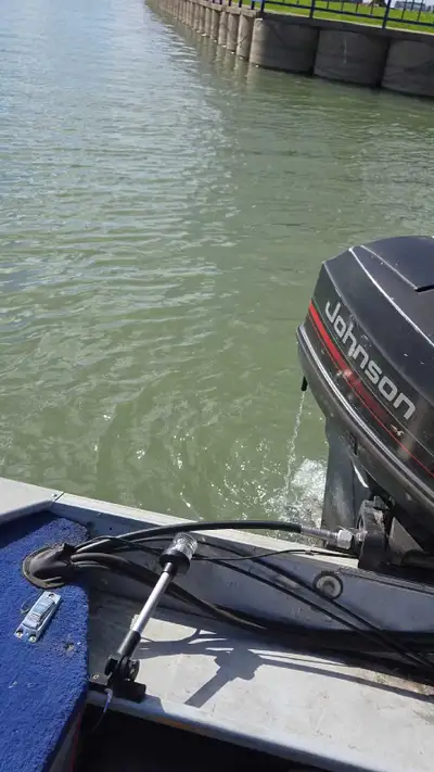 40 hp johnson 2 stroke outboard. Runs great. Pushes a loaded 16ft 25mph. Has control box and keys.....