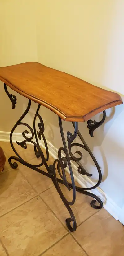 Table console Pied fer forgé/ surface aspect bois Hauteur: 31 pouces (79 cm) Largeur: 14 pouces (36...