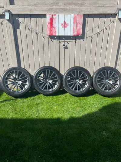 Nokian Hakkapeliitta R3 SUV 275/45R20 with TPMS. 75% tread. 5x112 bolt pattern. Off a 2023 BMW X5.