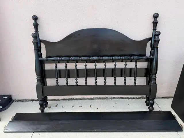 Antique Double Bed in Beds & Mattresses in City of Toronto - Image 4