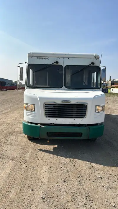 Freightliner MT-55 18 ft Engine: Cummins ISB 6.7L Diesel Fuel Type: Diesel 414000 km