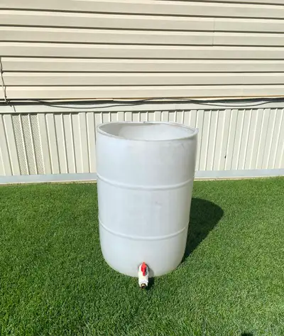 This sturdy plastic rain barrel is a practical solution for your water collection needs, featuring a...
