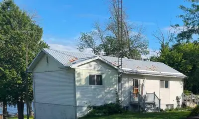 WATERFRONT HOUSE FOR RENT (Upper unit)