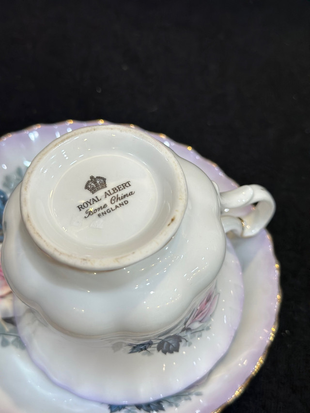 SOLD Royal Albert large rose tea cup & saucer - made in England  dans Art et objets de collection  à Région d’Oakville/Halton - Image 4