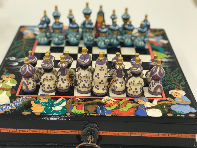 Antique Asian Chess Set (Unwrapped) dans Art et objets de collection  à Région d’Oakville/Halton - Image 3