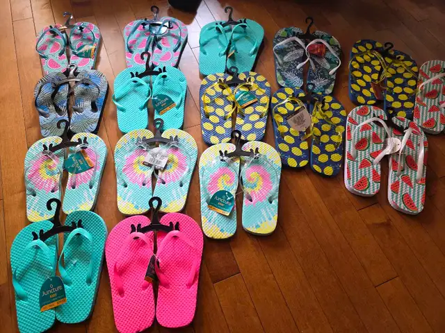 sandals flip flops kids / women in Kids & Youth in Edmonton - Image 2