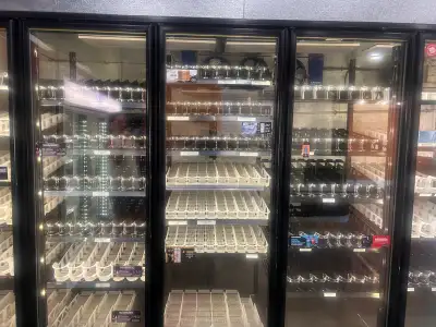Keep your inventory perfectly chilled with this pre-owned commercial walk-in refrigeration system, d...