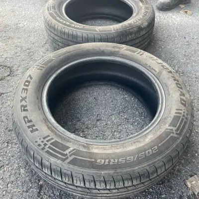 4 pneus 205/65R16. Utilisés un 1 été. Je me suis acheté un autre véhicule récemment