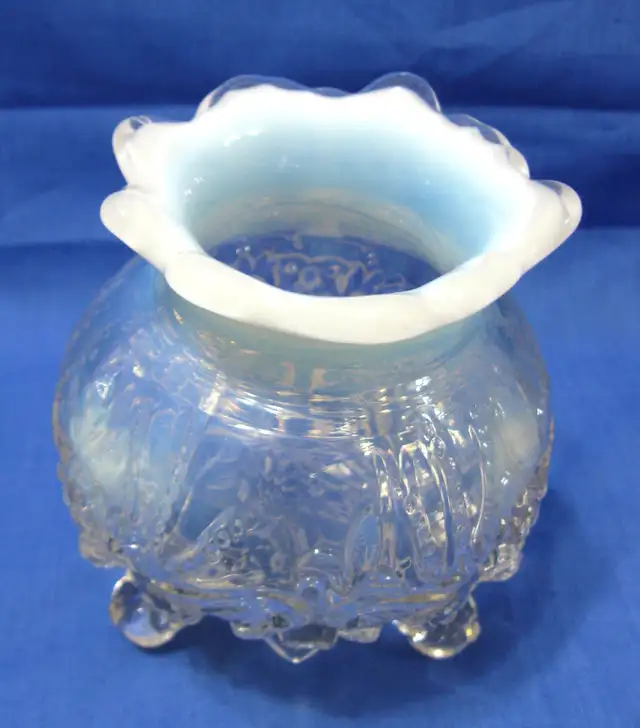 Vase Antique Sowerby  Opalescent "PIASA BIRD" Footed Rose Bowl in Arts & Collectibles in West Island - Image 4