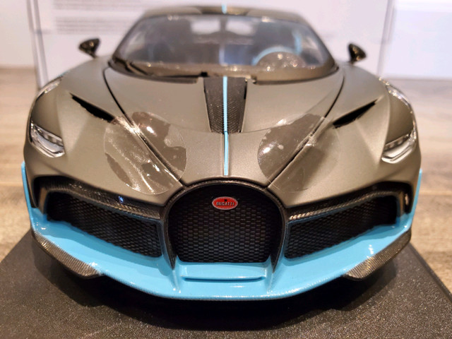 1:18 Diecast Maisto Bugatti Divo Matt Grey Carbon in Arts & Collectibles in Kawartha Lakes - Image 4