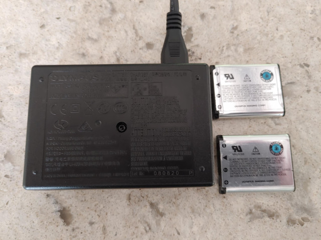 Olympus LI-42B / LI-40B Batteries and Charger in Cameras & Camcorders in Kingston - Image 2