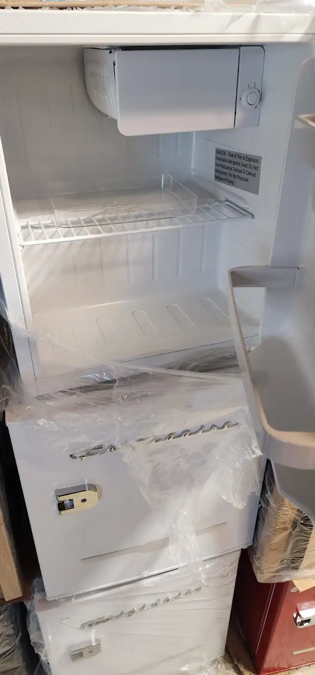 Frigidaire Retro Compact Fridge with Chiller, Countertop, Built- in Refrigerators in Markham / York Region - Image 2