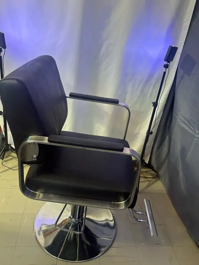 barber chair in Chairs & Recliners in Winnipeg - Image 3