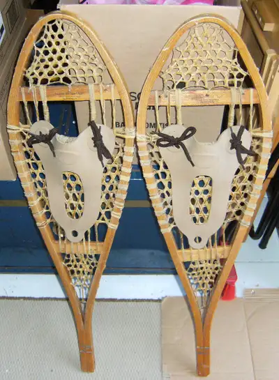 Deux paires de raquettes antiques, View more