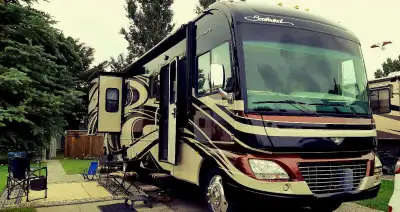2011 36D Fleetwood Southwind Class A. 36.5 ft, gas motorhome featuring a spacious floor plan with 2...