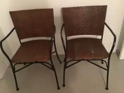 2 chaises en rotin 25$ chacune, pour l’intérieur. Légères imperfections que l’on oublie avec un cous...