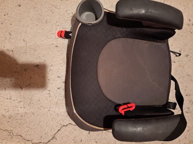 Graco Booster Seat in Strollers, Carriers & Car Seats in Peterborough