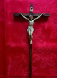 Crucifix en bois antique