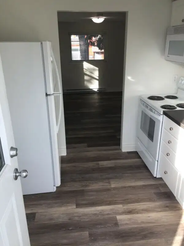 Private Bachelor apt walking distance to Queen