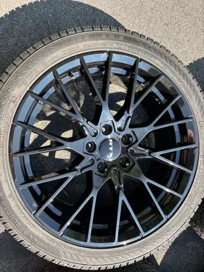 Beaux mags RTX modèle Beyreuth, noir lustré, 19'' x 8'', 5x112, center bore 66.6 et offset de +35. É...