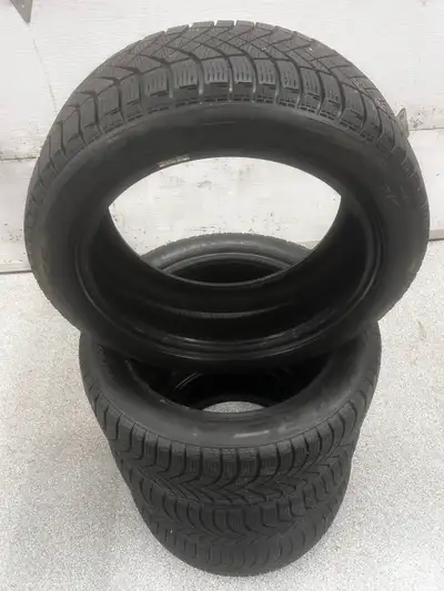 4 pneus Pirelli ICEZERO 215/50r17 8/32 X 4 aucune crevaison.