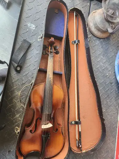 Ce violon est un instrument de musique à cordes frottées, idéal pour les musiciens de tous niveaux....