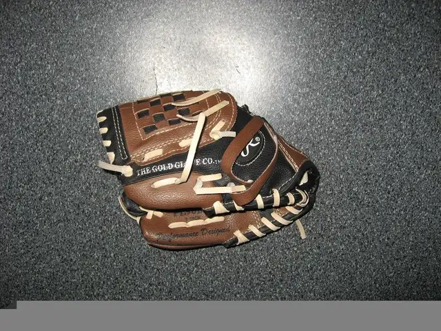 9" & 10"  Kids Baseball Gloves 26, 32.5" Baseball Bats, Helmet in Baseball & Softball in City of Toronto - Image 3