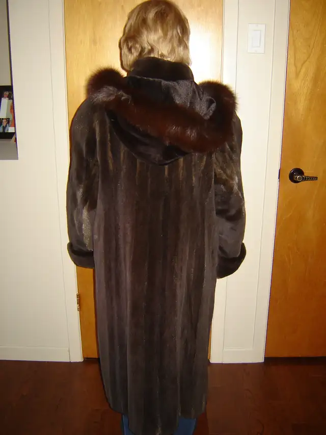 Manteau de Vison Raser avec Capuchon ( vraie Vison ) in Women's - Tops & Outerwear in Laval / North Shore - Image 2