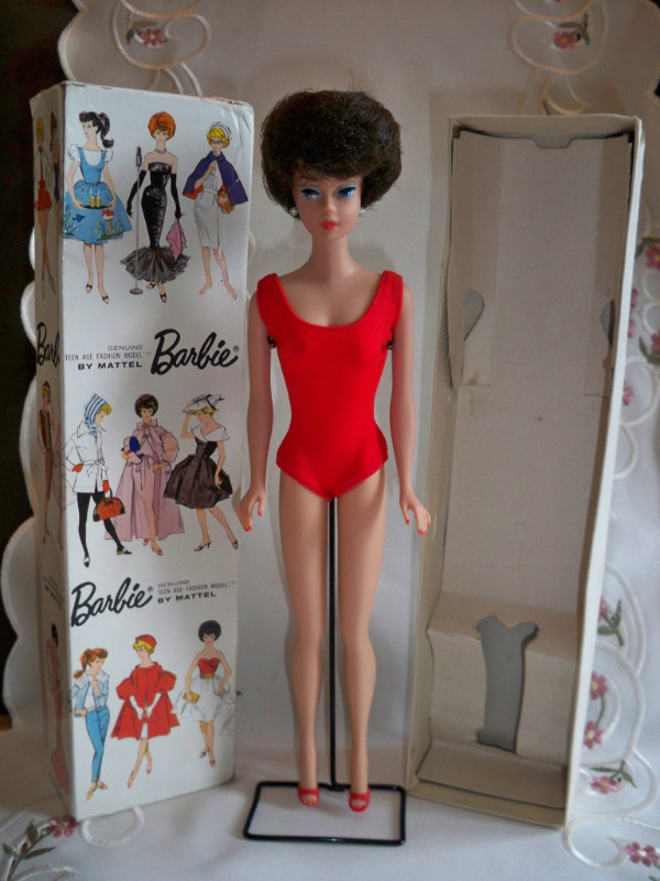 1964-67 "Bubble-Cut" Barbie (0850) Box with Stand (Mattel) in Arts & Collectibles in Fredericton - Image 3