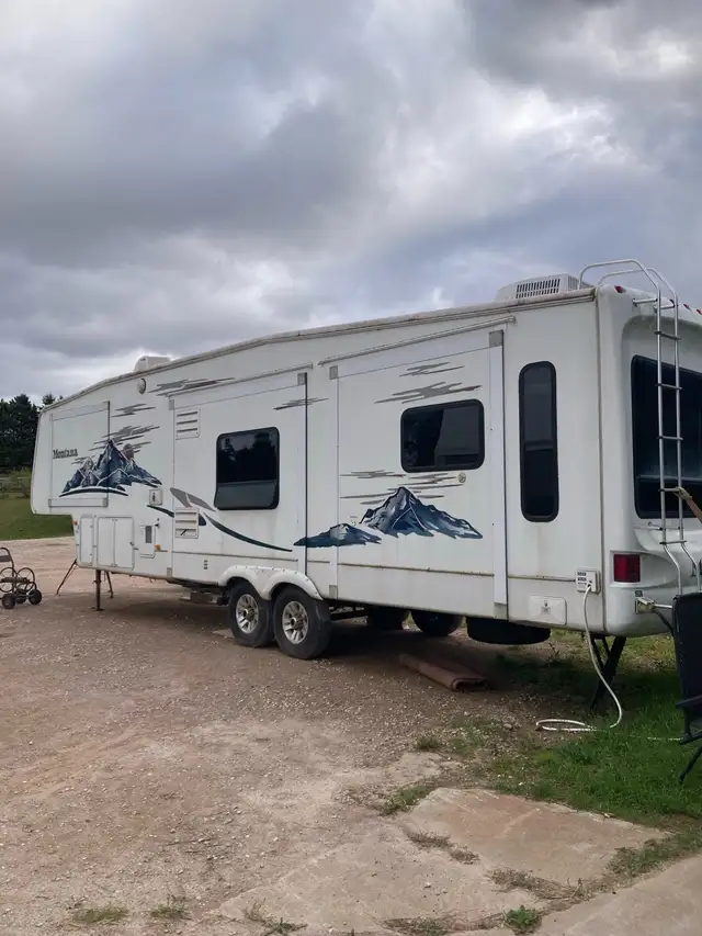 RV 5th wheel 35 ft. Montana in RVs & Motorhomes in Charlottetown - Image 2