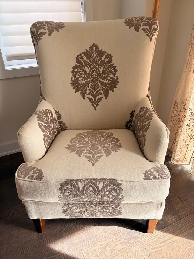 Elegant Accent Armchair – Solid Wood Legs  in Chairs & Recliners in Markham / York Region - Image 2