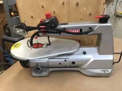 Scie à chantourner. Vitesse variable. Table de 16 pouces avec lumière indépendante.