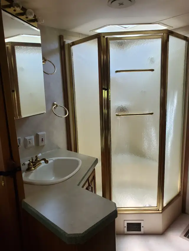 2001 Holiday Rambler Ambassador Class A Motorhome in RVs & Motorhomes in Leamington - Image 7