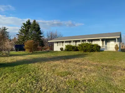 4 Bedroom (but more like 3BR plus den) 1 Bath Terence Bay -> Avail Sept 1 •Panoramic ocean views and...