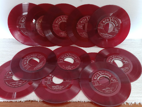Ancien Coffret RCA Victor / 12 Disques 45 Tours rouge / 1930-40 dans CD, DVD et Blu-ray  à Lac-Saint-Jean