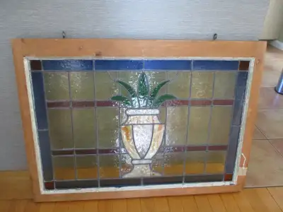 Magnifique vitrail avec pot a fleurs de couleurs bleu, bourgogne, vert et ombre 34 po X 25 po de hau...