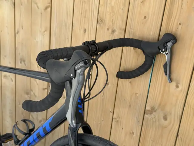 Like new Giant Gravel bike Size 56 cm in Road in St. Catharines - Image 8