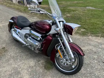 Moto de collection tres rare Honda rune Pneu Neuf entretient fait moteur 6 cylinders tres performant...