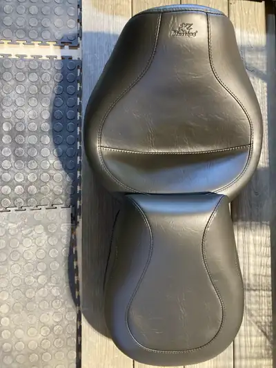 Selle conducteur et passager à l’état neuf fabriqué à la main par Mustang USA. Une pièce et détachab...