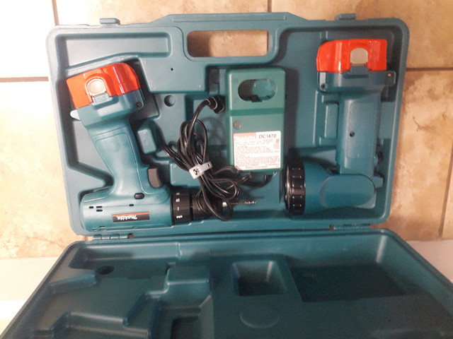 Makita Cordless Drill and Flashlight Combo Set with Hard Case in Power Tools in Vancouver