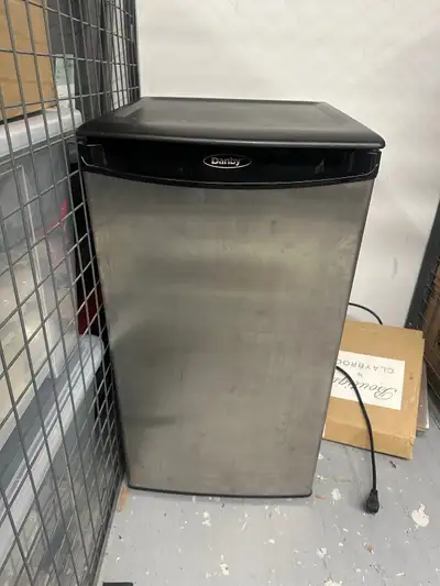 Danby mini fridge Pick up is near Aberdeen and Dundurn