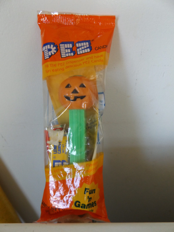 ORIGINAL VINTAGE LOT of 3 PEZ CANDY & HALLOWEEN DISPENSERS in Arts & Collectibles in Oakville / Halton Region - Image 3