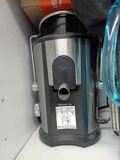 This is a used juicer that's perfect for making fresh and healthy juices at home. It features a powe...