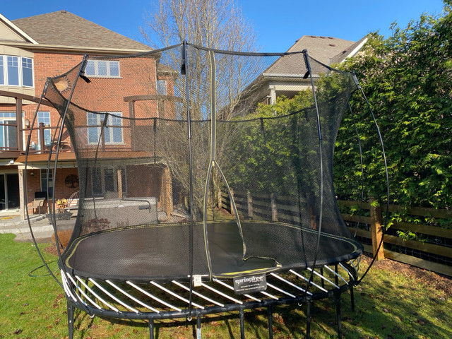 Trampoline (Springfree) in Other in Kawartha Lakes - Image 3