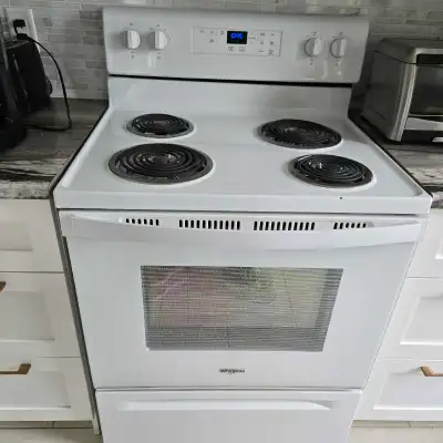 Cuisinière 30 po. Four autonettoyant. En bonne condition (seulement 5 ans). Prix pour vente rapide !