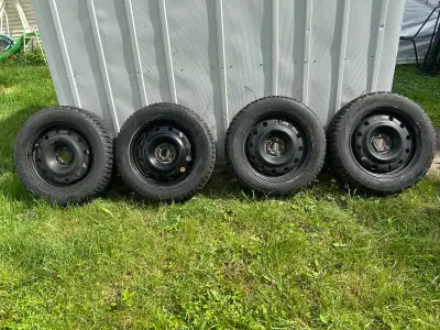 225/60/17 toyo observe G3-ice (11/32) Sur jante 5x100 Était sur Subaru crosstrek 2020 Les 4 pour 600...